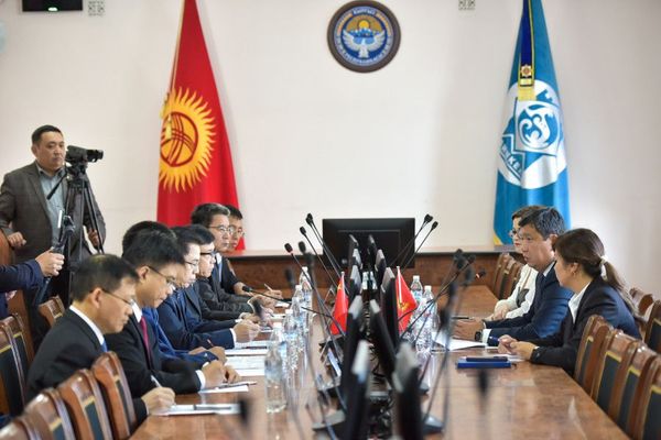 Бишкектин жаңы мэри Гуанчжоунун делегациясы менен жолугушту