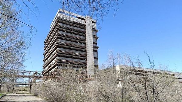 Депутат Кундузбек Сулайманов Таш-Көмүрдөгү «Кристалл» заводуна барды