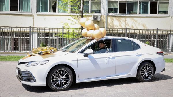 «Альянс Алтын» өнөктөштөр менен бирге күрөш боюнча Азия чемпиондоруна унааларды тапшырды