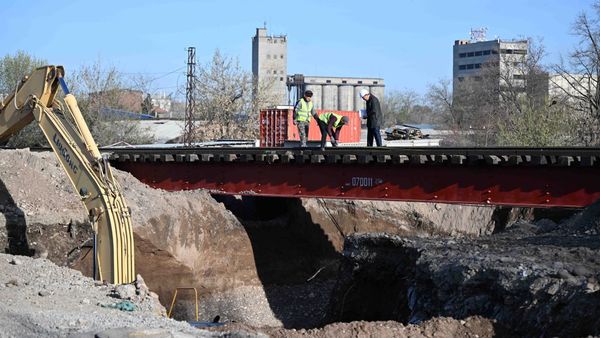Акылбек Жапаров Бишкектеги көчөлөрдү кеңейтүү иштери менен таанышты