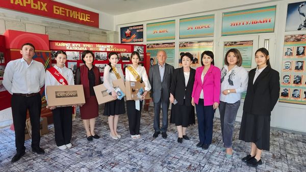 «Алтын тамга» артыкчылык аттестат ээлерине «Альянс Алтын» ноутбук тапшырды