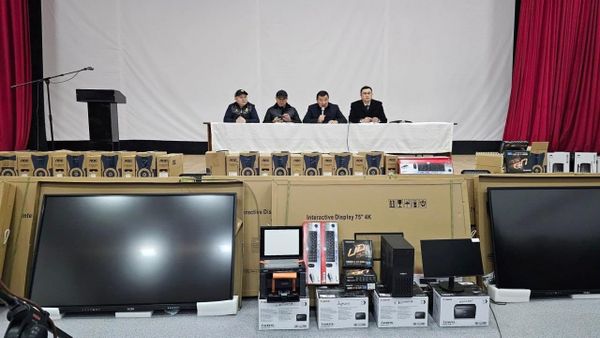 «Альянс Алтын» Талас районундагы 11 мектепке санариптик жабдууларды тапшырды