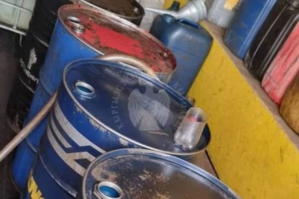 Маркасы жок күйүүчү май сакталган кампа табылды