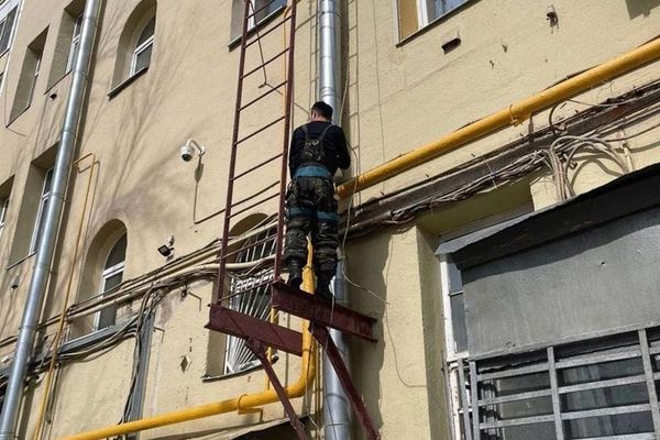 Бишкекте фасаддардагы кабелдерди иретке келтирүү иштери уланууда