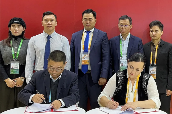 Кытайга 60 тонна кыргыз балын экспорттоо келишими түзүлдү