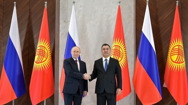 Садыр Жапаров менен Владимир Путин бир катар эки тараптуу документтерге кол коюшту