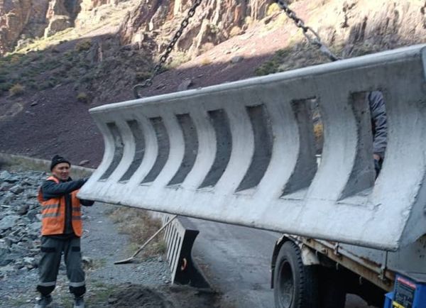 Бишкек-Ош жолундагы эски парапеттер алмаштырылууда