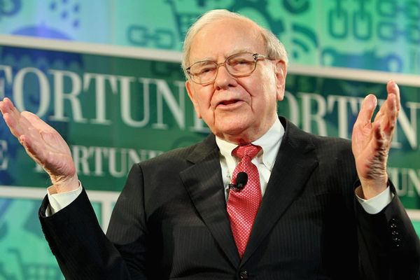 Уоррен Баффет кайрымдуулукка 1,3 млрд доллар бөлөрүн билдирди