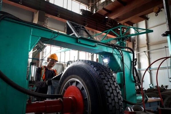 Токмоктогу жылына 10 миң дөңгөлөктү кайра иштетүүчү завод лицензи алды