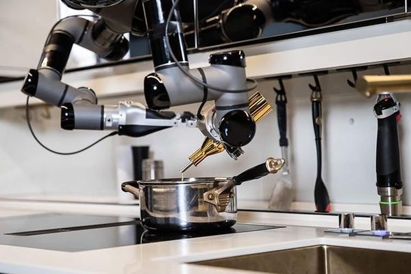 ЖИ ашпозчусу Дубай ресторанында башкы ашпозчу болот