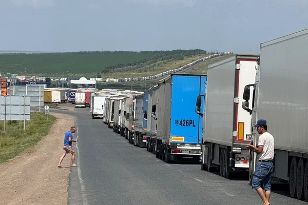 Россияга Кыргызстандан 1,5 миңге жакын жүктүү унаа киргизилди