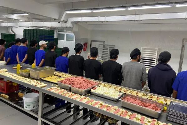 Тийиштүү уруксат кагаздары жок, чет өлкө жарандарын ишке тарткан ишкер кармалды