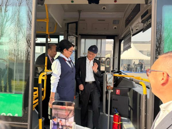 АӨБ президенти Масато Канда Бишкектеги электробустарды көрүп чыкты