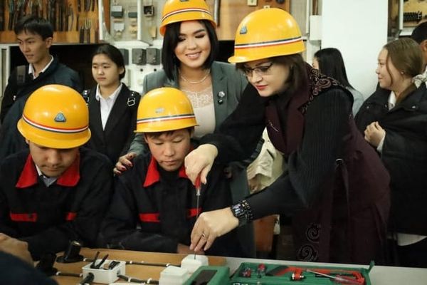 Бишкектин мектеп окуучуларына дуалдык билим берүү башталды