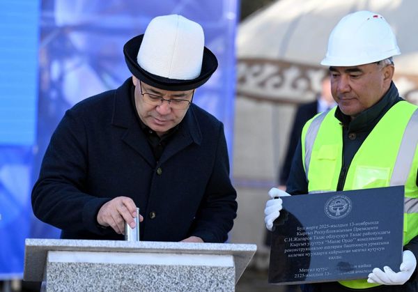 Өлкө башчы "Манас Ордону" реконструкциялоо үчүн мезгил кутусун салды
