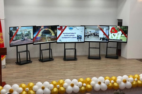 Оштогу мектептерге 12,4 млн сомго интерактивдүү панелдер тапшырылды