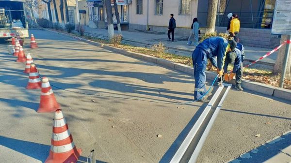 Муниципалдык унаа токтотуучу жайларга жол белгилерин чийүү уланууда