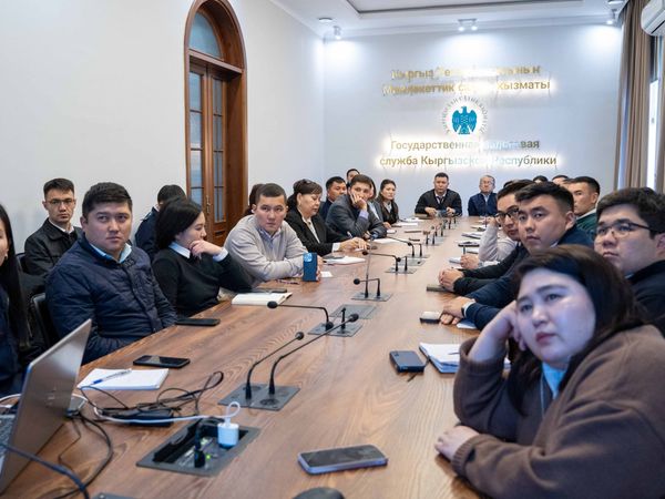 Салык кызматкерлери алкоголдук продукцияны көзөмөлдөө боюнча окуудан өттү