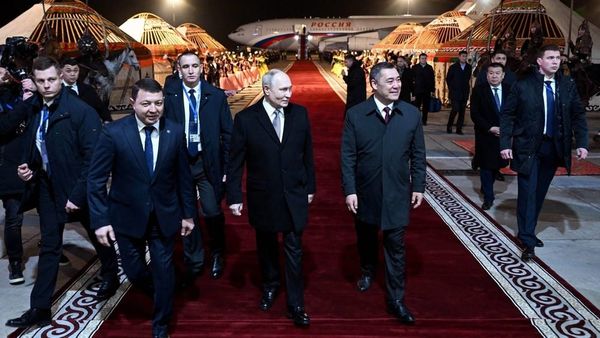 РФ президенти Владимир Путин менен ири делегация келди