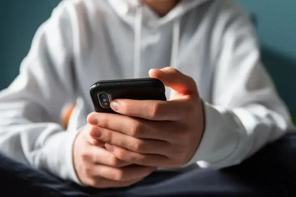 Казакстандык ата-энелер мектеп окуучуларынын телефон колдонгону үчүн айып пулга жыгылышат