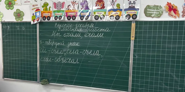 Жаңы парталар жана шкафтар: «Альянс Алтын» өнүктүрүү фонду Бакай-Атадагы Акынбеков атындагы мектепти колдоду