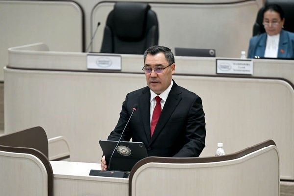 Президент МинКаб отчетторун кароодо жана  бюджетти бекитүүдөгү "соодалашууну" сынга алды