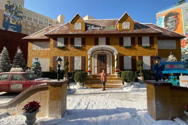 Таттуу печеньеден "Үйдө жалгыз" тасмасындагы имарат жасалды