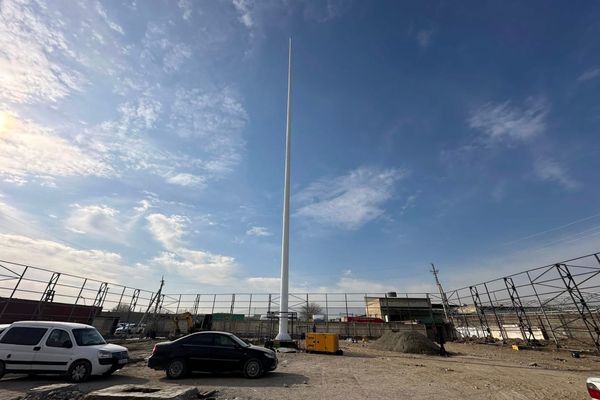 Ошто “Достук” чек ара бекетине 45 метрлик флагшток орнотулууда