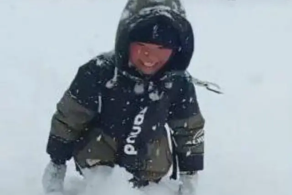 Алайкуудагы кар жиреп мектепке бараткан Нурзаман Президенттик балатыга чакырылды