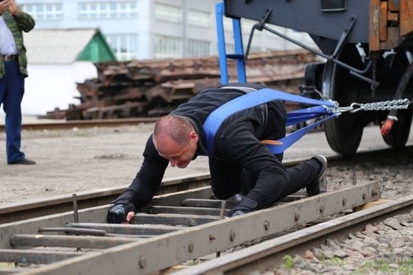 Кыргызстандык спортчу  жети вагонду алты метрге жылдырды