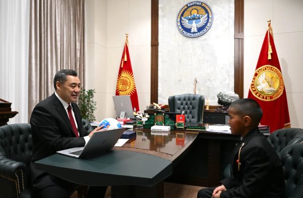 Президент  Алайкуудагы кар жиреп мектепке барган балага өзүнүн уюлдук телефонун, ноутбук белек кылды