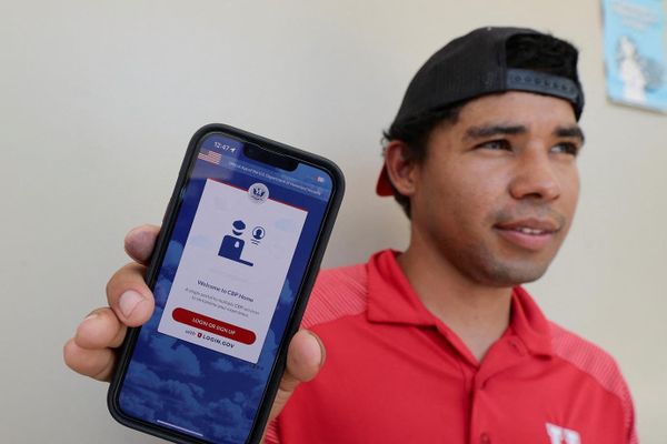 АКШдан өз ыктыяры менен чыгуучуларга бекер авиабилет, 3 миң доллар убада кылынды