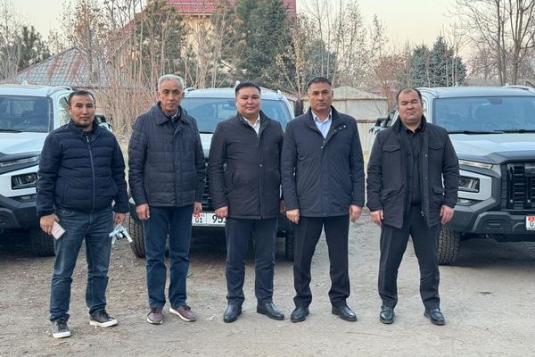 Транспорт министрлиги “Кыргызжолтрансдолбоорго” 5 JAC кызматтык автоунаасын тапшырды