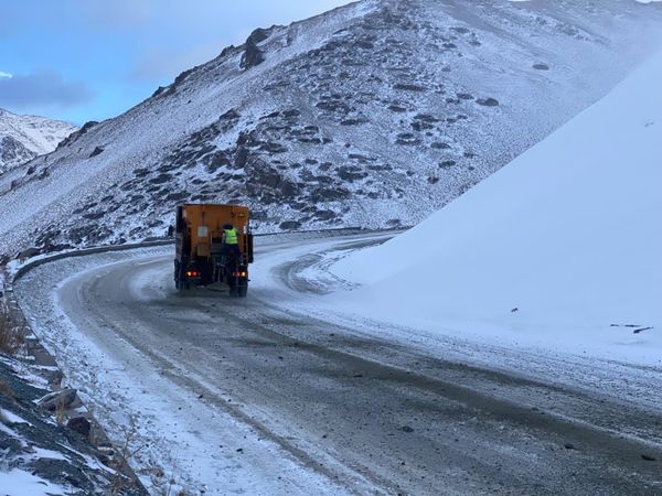 Кар жаап жаткан аймактарда жол тейлөө кызматтары күнү-түнү иштөдө