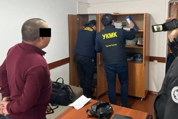 ИИМдин Күзөт кызматы башкармалыгынын башчысы пара алган деген шек менен кармалды