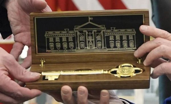 Дональд Трамп Түштүк Корея президентине алтын ачкыч белек кылды