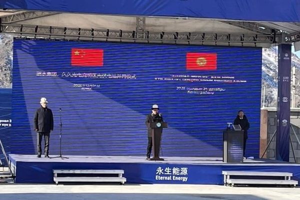 Президент Кыргызстандагы 100 мегаватт кубаттуулуктагы күн электр станциясын ачты