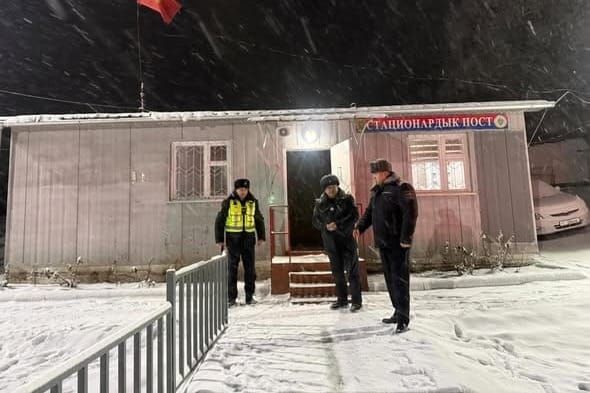 Жолго чыкпай иш бөлмөдө отурган жол коопсуздугунун кызматкерлери жетекчинин сынына калышты