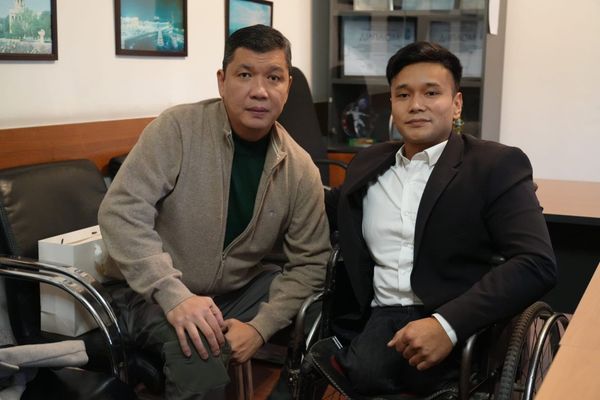 Бишкек шаарынын мэри майыптыгы бар  жарандарды кабыл алып, пикир алмашты