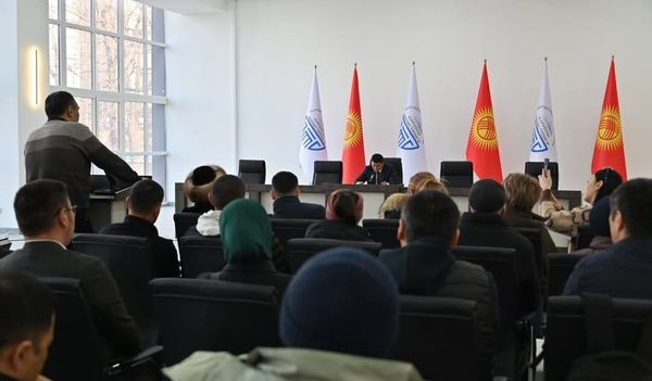 Буга чейин эскертүү алган “Дөөлөт курулуштун” өкүлдөрү курулуш министри менен жолугушту