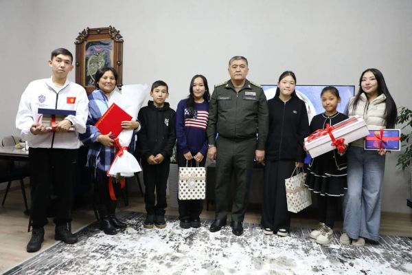 УКМК төрагасы К.Ташиев 6 баланын энесине белекке батир  берди