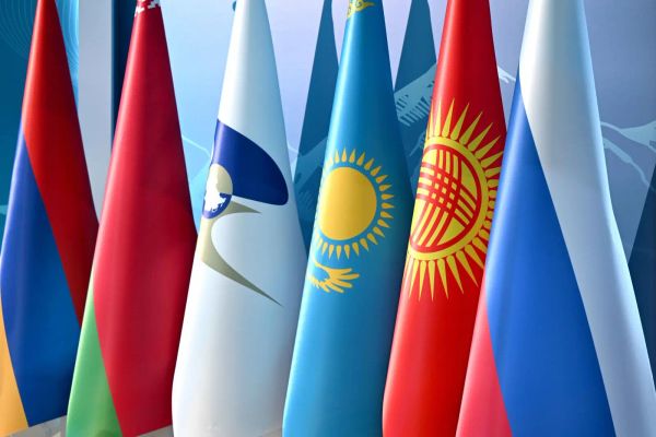 Кыргызстан 2026-жылга 15 миң электромобиль алып кирүүгө квота алды