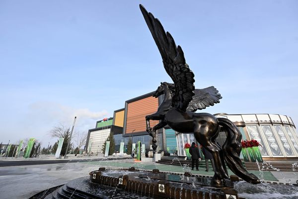 Садыр Жапаров Бишкекте тиричилик калдыктарынан электр энергиясын өндүрүүчү заводго барды