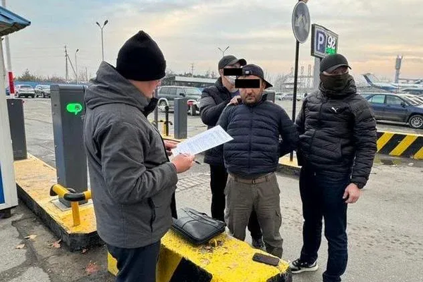 180 миң доллар пара менен ИИМ кызматкери жана анын шериги кармалды