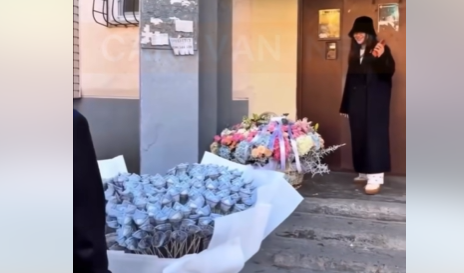 Бишкектик кызга доллардан жасалган букет белек кылынды