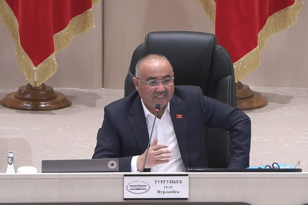 Парламенттин төрагасы тендер маселеси бардык ишке кедергисин тийгизип жатканын жарыялады