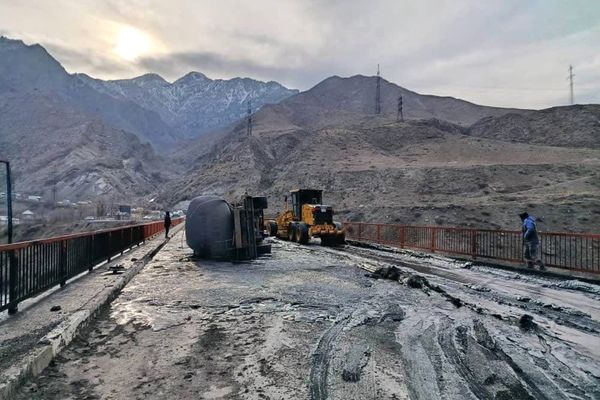 Бишкек-Ош жолунда мазут ташыган бензовоз оодарылып, кыймыл бир тараптуу жүрүүдө