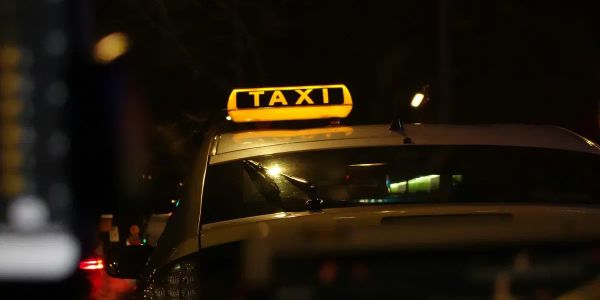 Такси айдоочулары МинКабдан лицензиялоо тартибин жөнөкөйлөтүүнү суранышты