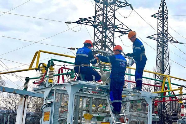 Баткенде эски электр өчүргүчтөрү жаңы вакуумдук жабдуулар менен алмаштырылды