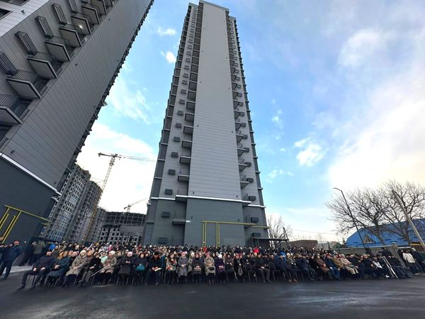 Бишкекте миңдеген жаранга  жаңы батирлердин ачкычы тапшырылды